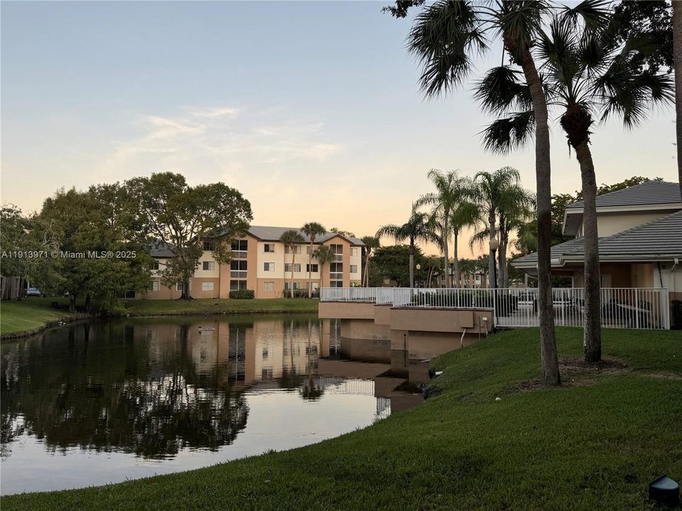 合同活跃: $195,000 (1 贝兹, 1 浴室, 700 平方英尺)