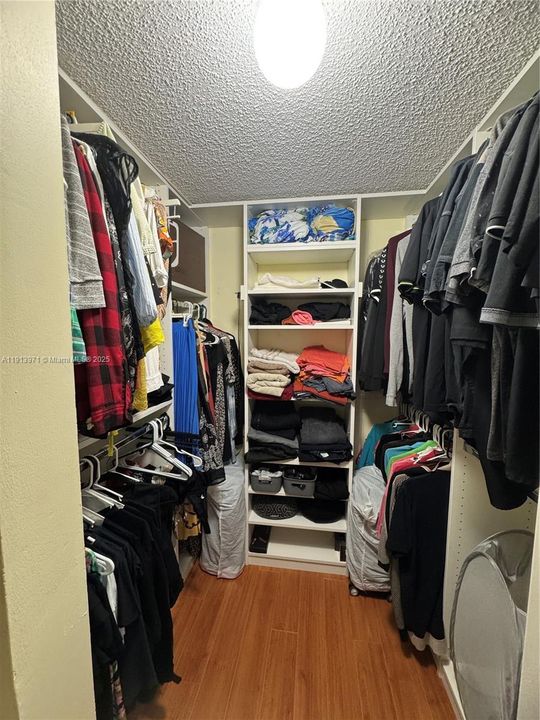 合同活跃: $195,000 (1 贝兹, 1 浴室, 700 平方英尺)