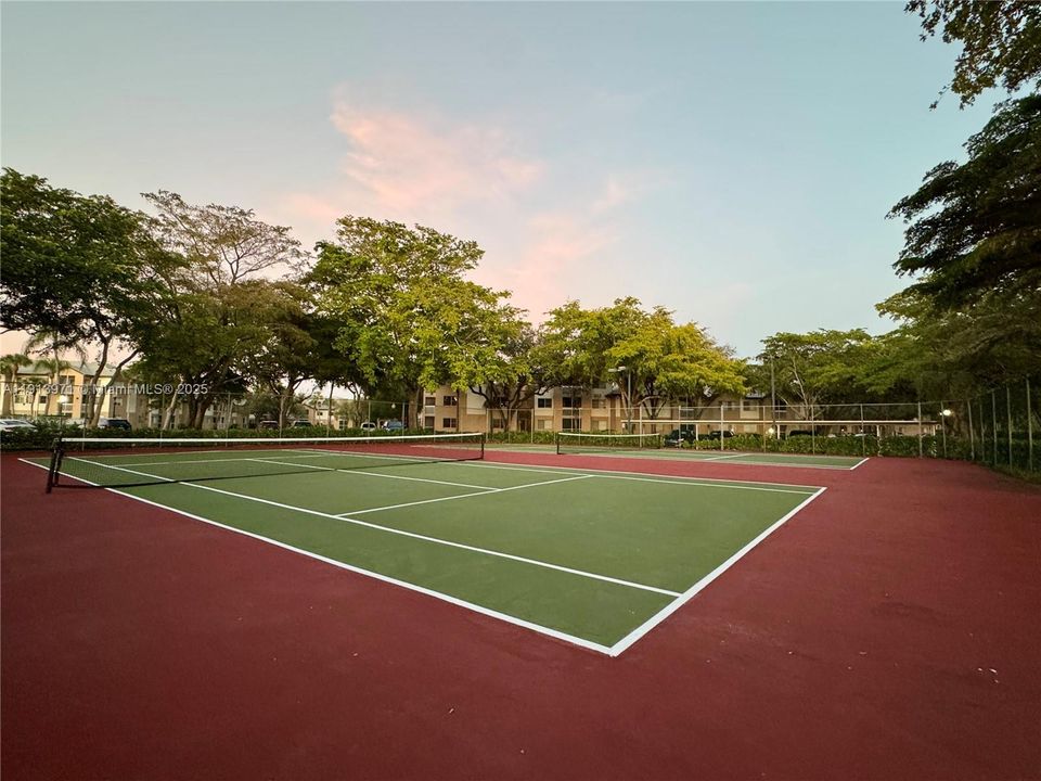 合同活跃: $195,000 (1 贝兹, 1 浴室, 700 平方英尺)