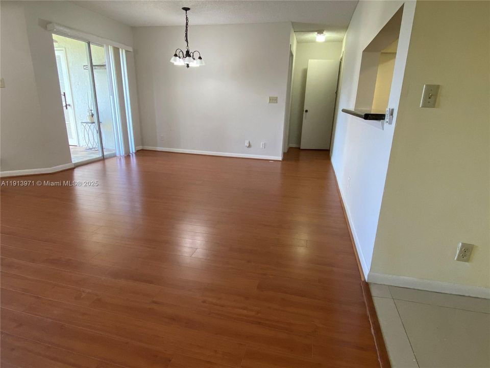 合同活跃: $195,000 (1 贝兹, 1 浴室, 700 平方英尺)