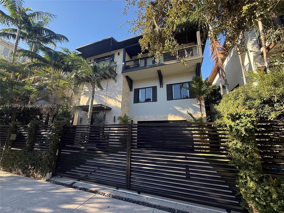 En Renta: $40,000 (5 camas, 3 baños, 4818 Pies cuadrados)