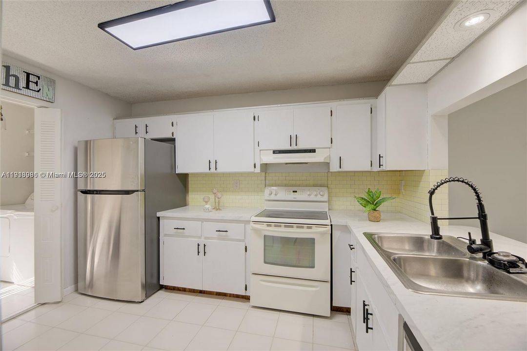 Active With Contract: $2,200 (2 beds, 2 baths, 1140 Square Feet)