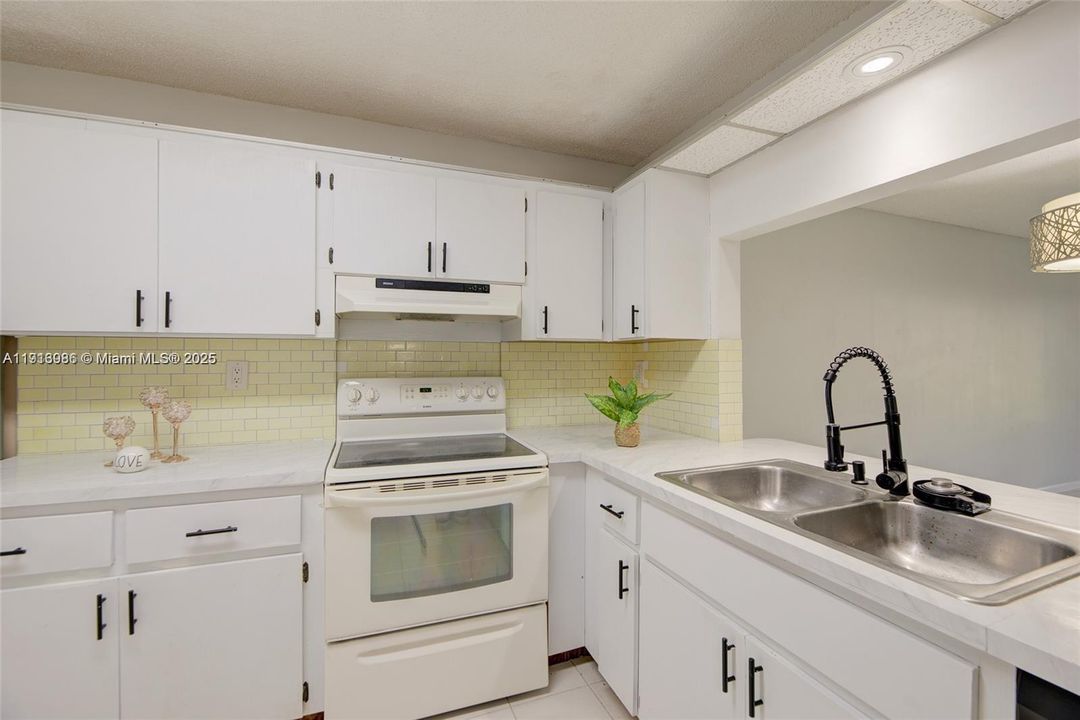 Active With Contract: $2,200 (2 beds, 2 baths, 1140 Square Feet)
