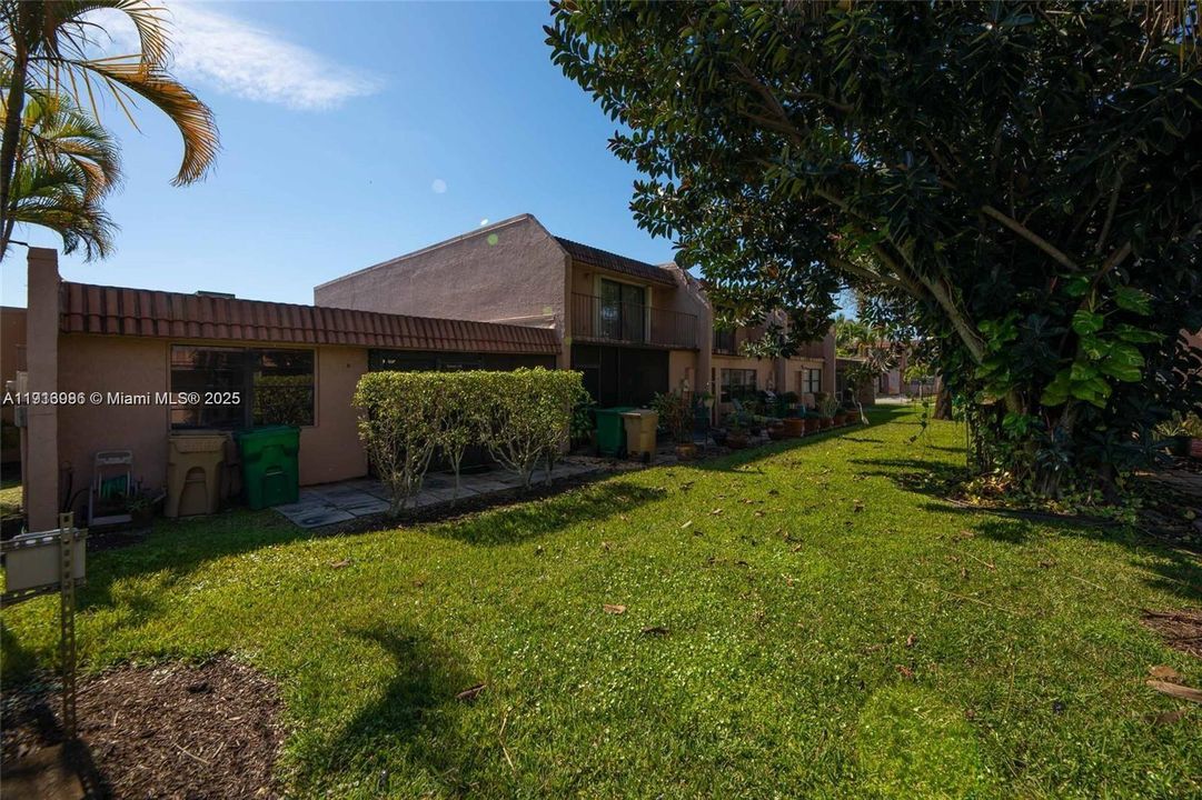 Active With Contract: $2,200 (2 beds, 2 baths, 1140 Square Feet)