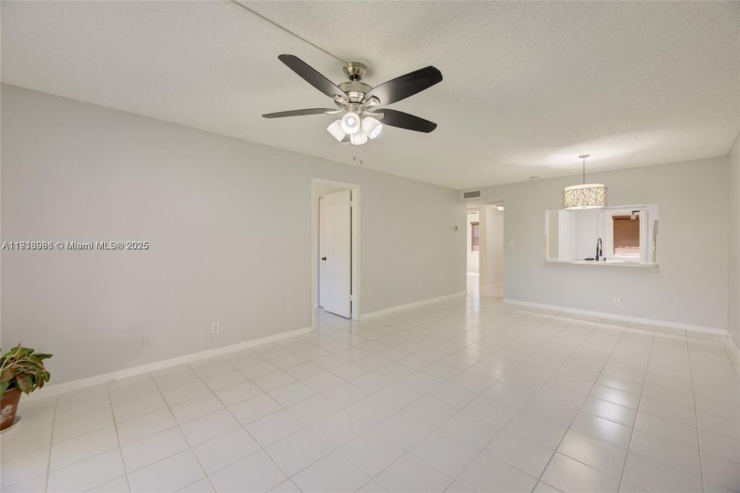 Active With Contract: $2,200 (2 beds, 2 baths, 1140 Square Feet)
