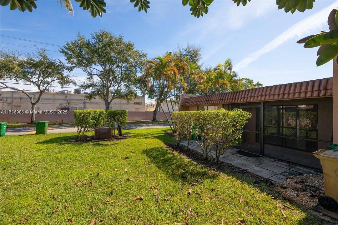 Active With Contract: $2,200 (2 beds, 2 baths, 1140 Square Feet)