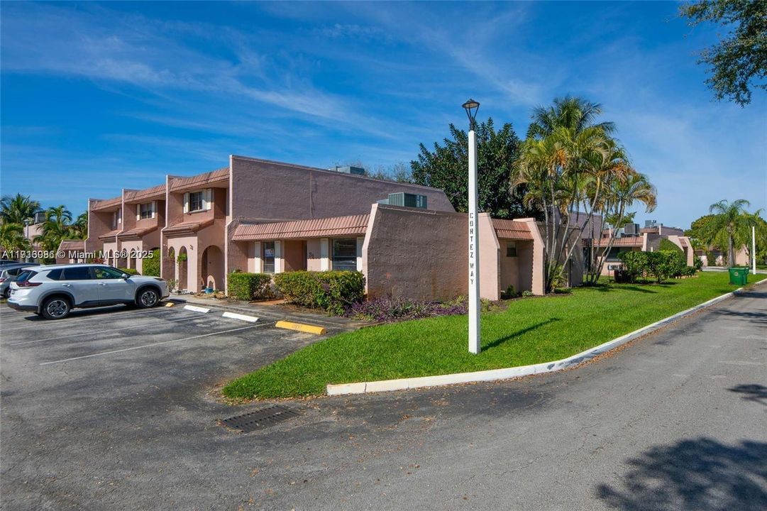 Active With Contract: $2,200 (2 beds, 2 baths, 1140 Square Feet)