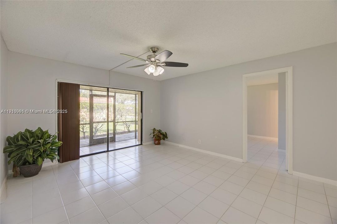 Active With Contract: $2,200 (2 beds, 2 baths, 1140 Square Feet)