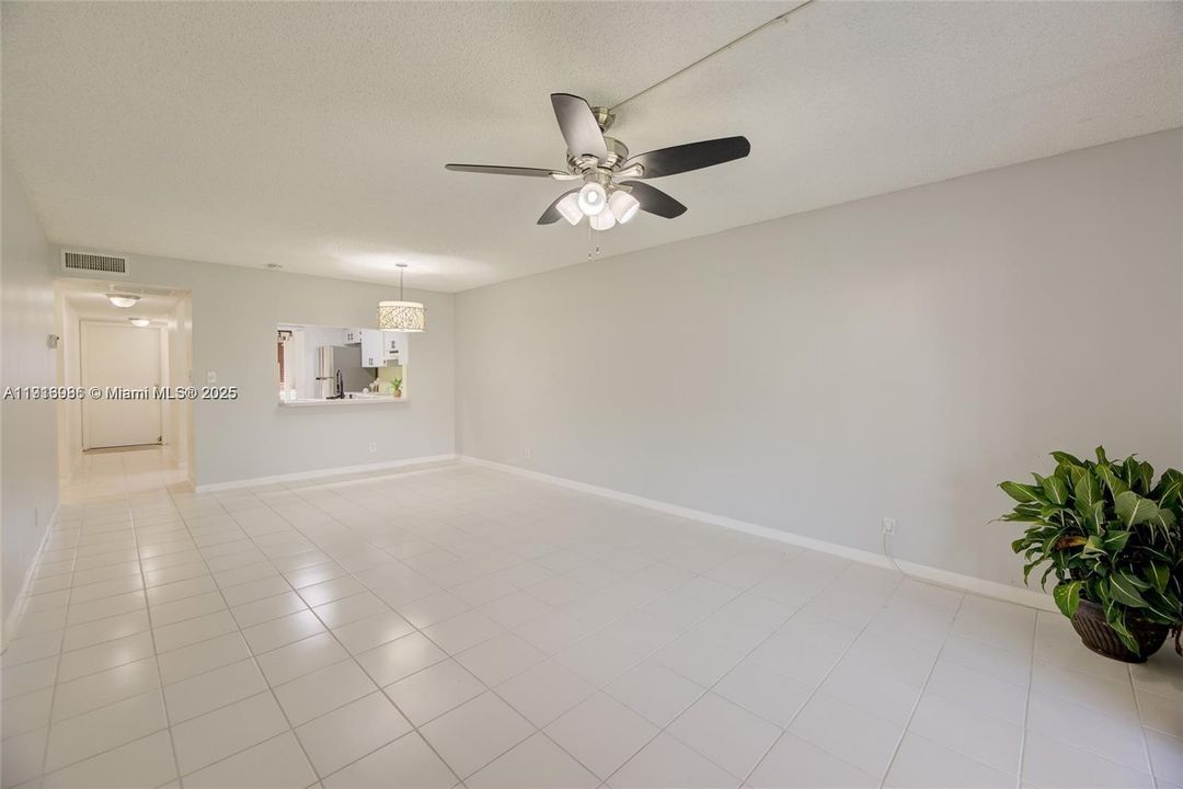 Active With Contract: $2,200 (2 beds, 2 baths, 1140 Square Feet)