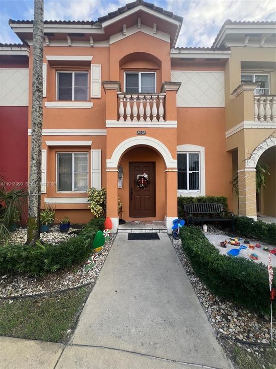 For Sale: $350,000 (2 beds, 2 baths, 1070 Square Feet)