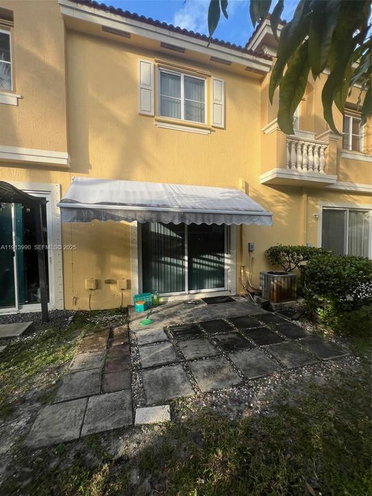 For Sale: $350,000 (2 beds, 2 baths, 1070 Square Feet)