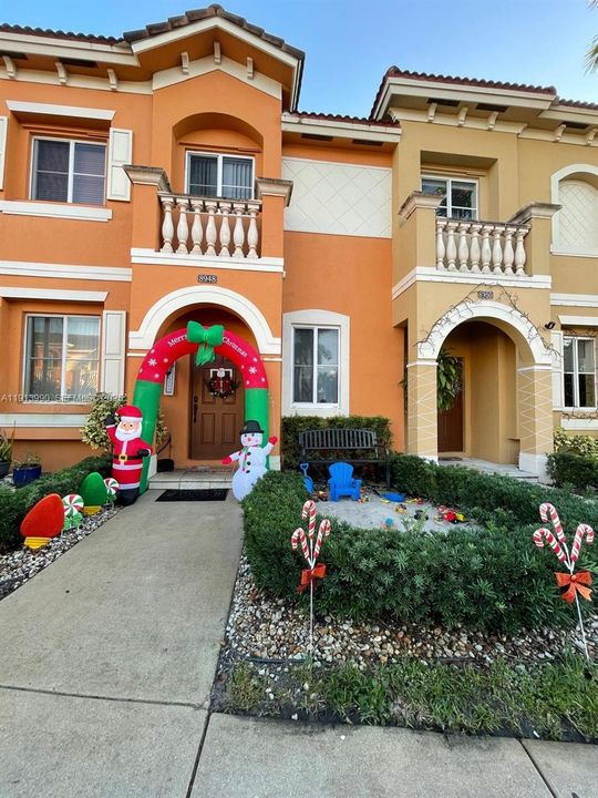 For Sale: $350,000 (2 beds, 2 baths, 1070 Square Feet)