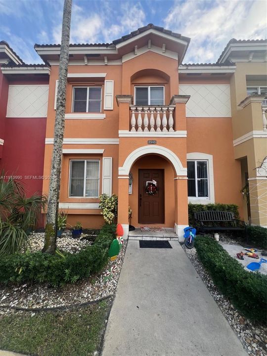 For Sale: $350,000 (2 beds, 2 baths, 1070 Square Feet)