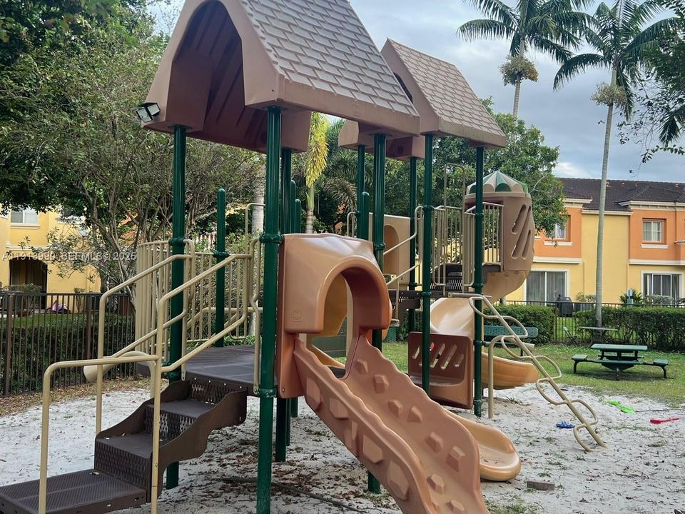 For Sale: $350,000 (2 beds, 2 baths, 1070 Square Feet)