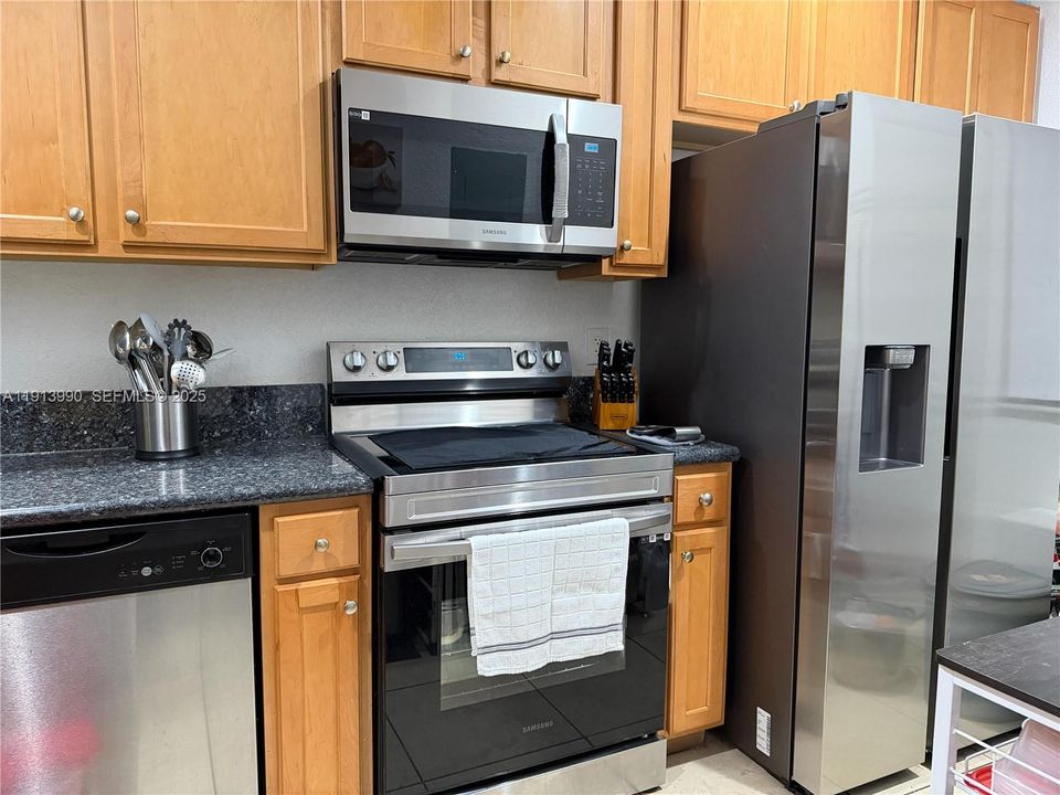 For Sale: $350,000 (2 beds, 2 baths, 1070 Square Feet)