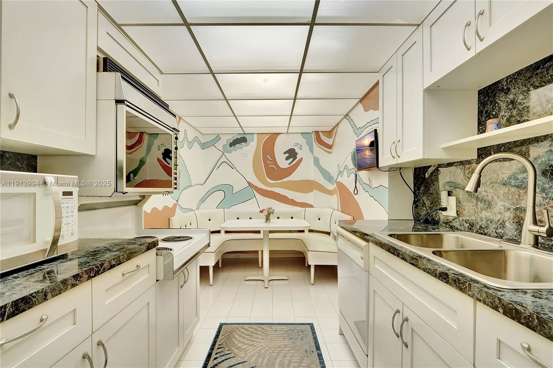 For Sale: $145,000 (1 beds, 1 baths, 844 Square Feet)