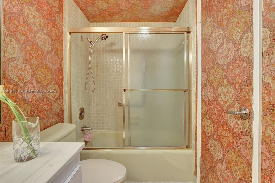 For Sale: $145,000 (1 beds, 1 baths, 844 Square Feet)