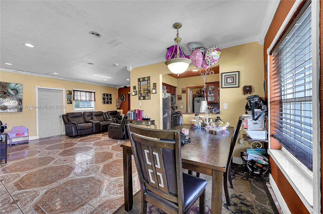 待售: $585,000 (4 贝兹, 2 浴室, 1718 平方英尺)