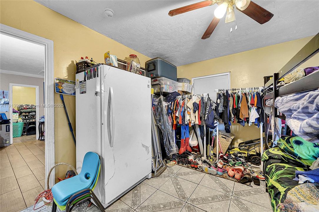 待售: $585,000 (4 贝兹, 2 浴室, 1718 平方英尺)