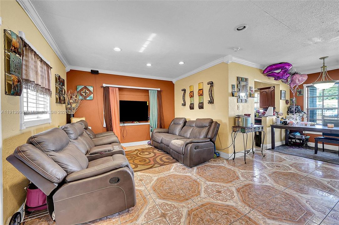 待售: $585,000 (4 贝兹, 2 浴室, 1718 平方英尺)