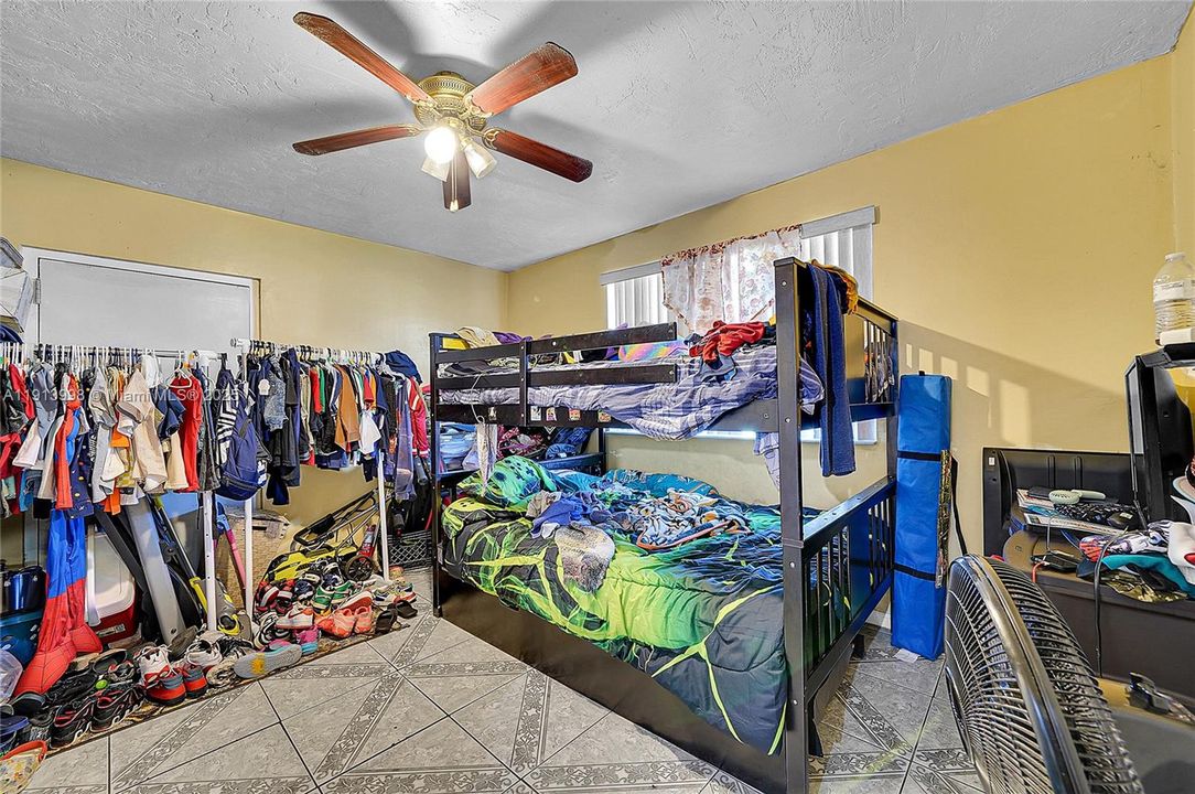 待售: $585,000 (4 贝兹, 2 浴室, 1718 平方英尺)