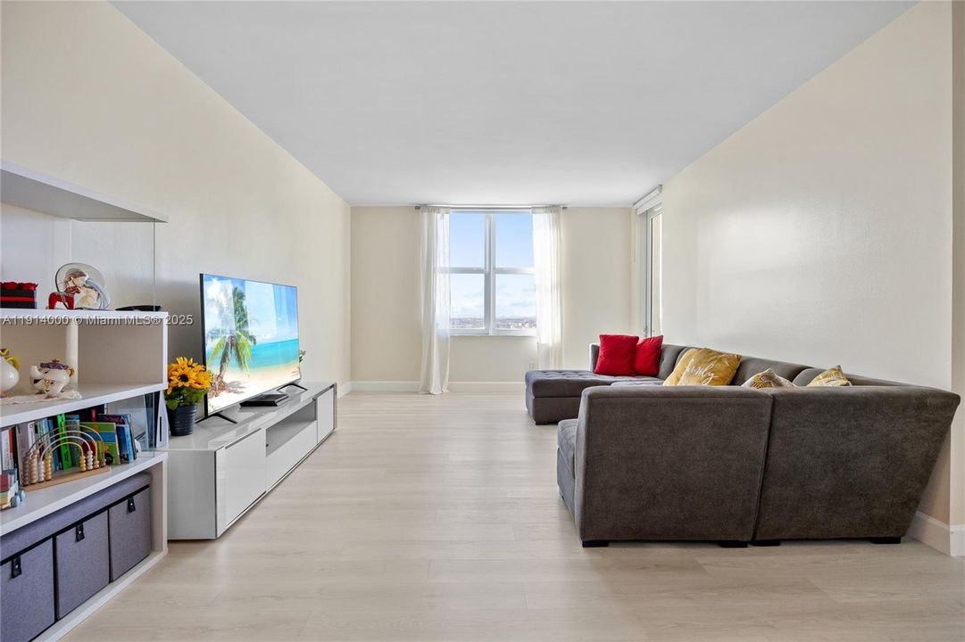 合同活跃: $3,400 (2 贝兹, 2 浴室, 1246 平方英尺)