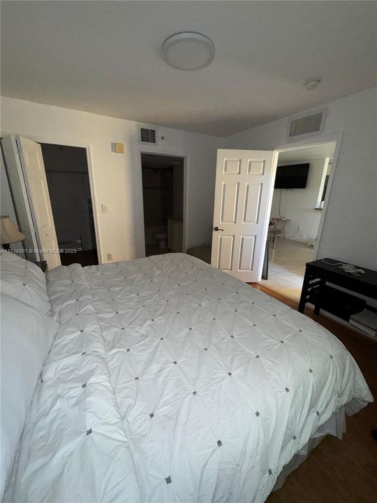 For Sale: $275,000 (2 beds, 2 baths, 991 Square Feet)