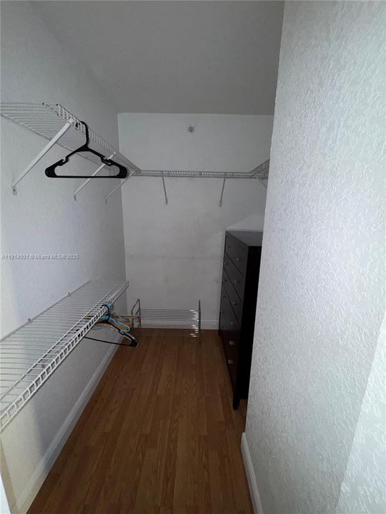 For Sale: $275,000 (2 beds, 2 baths, 991 Square Feet)