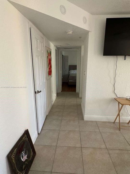 For Sale: $275,000 (2 beds, 2 baths, 991 Square Feet)