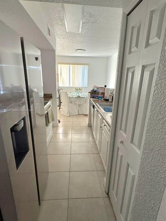 For Sale: $275,000 (2 beds, 2 baths, 991 Square Feet)