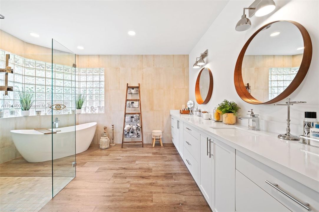 На продажу: $2,200,000 (5 спален, 4 ванн, 3784 Квадратных фут)