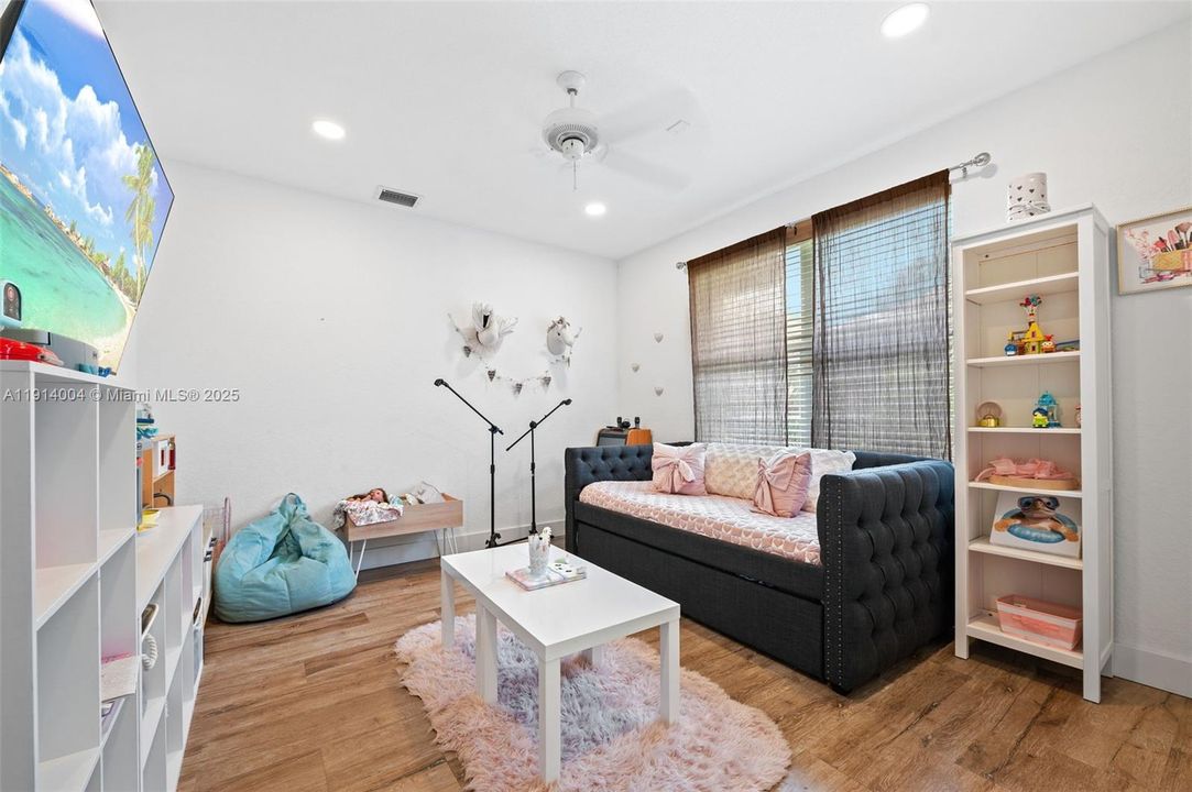 На продажу: $2,200,000 (5 спален, 4 ванн, 3784 Квадратных фут)