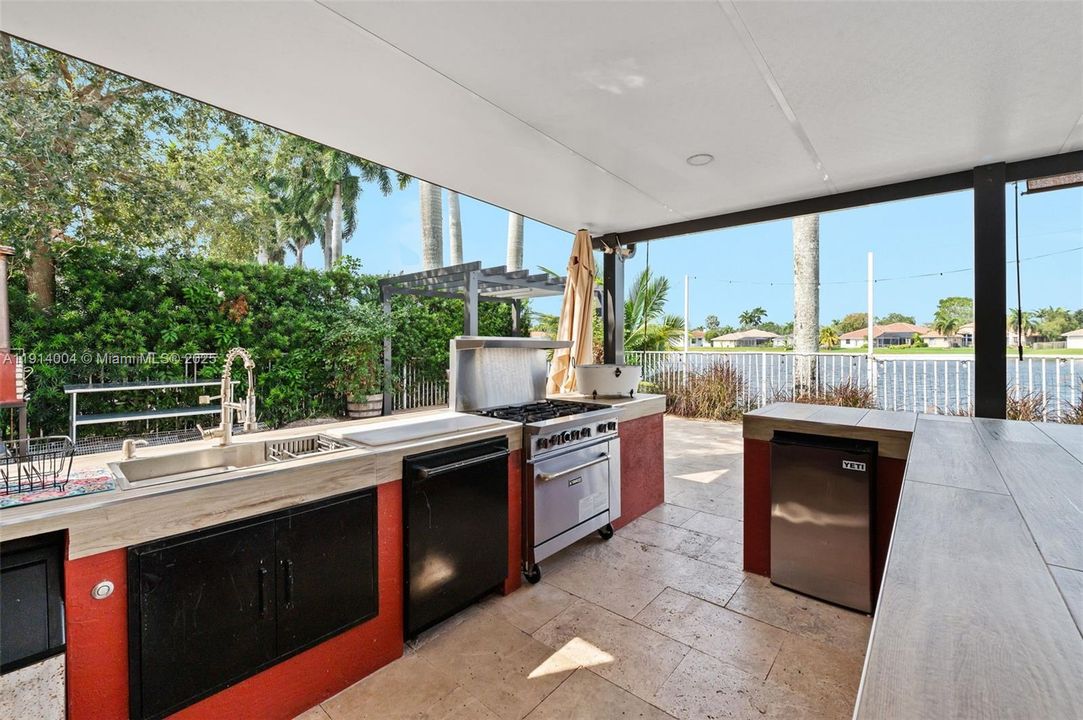 На продажу: $2,200,000 (5 спален, 4 ванн, 3784 Квадратных фут)