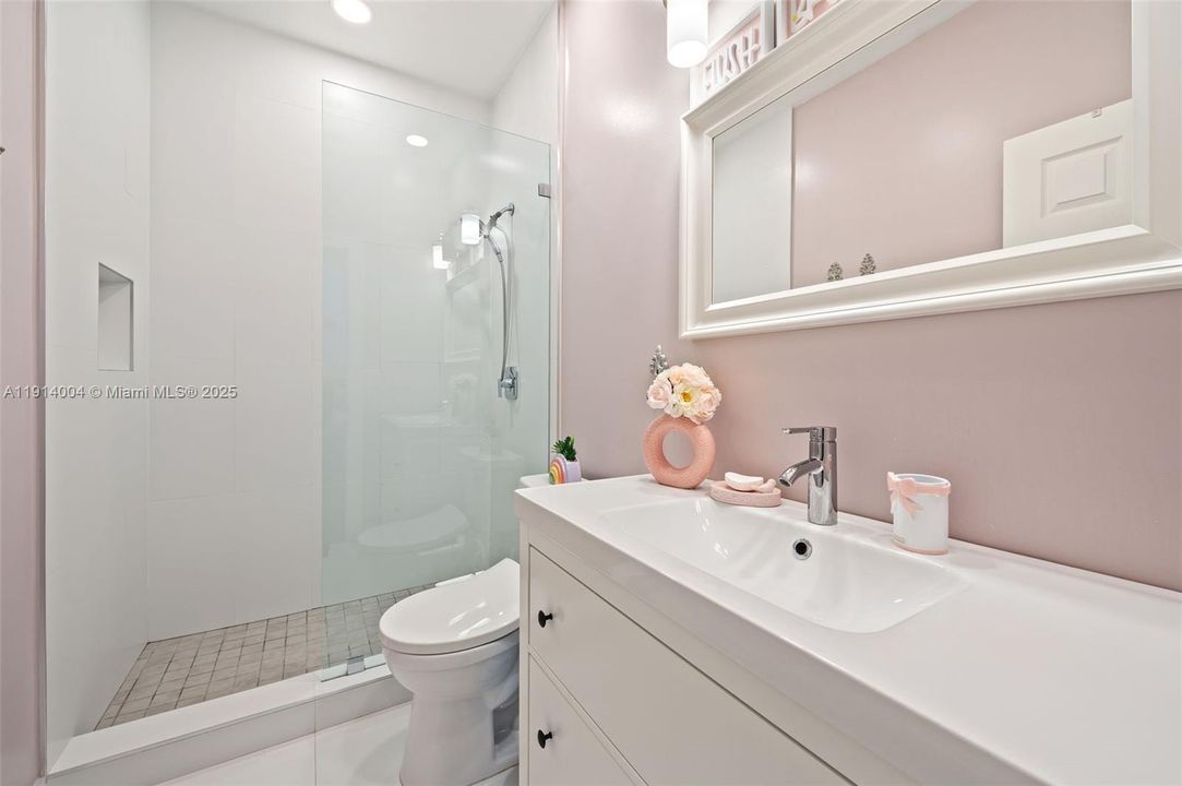 На продажу: $2,200,000 (5 спален, 4 ванн, 3784 Квадратных фут)