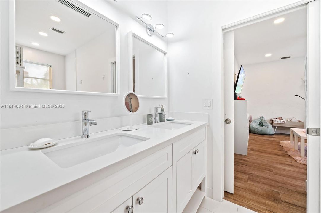 На продажу: $2,200,000 (5 спален, 4 ванн, 3784 Квадратных фут)