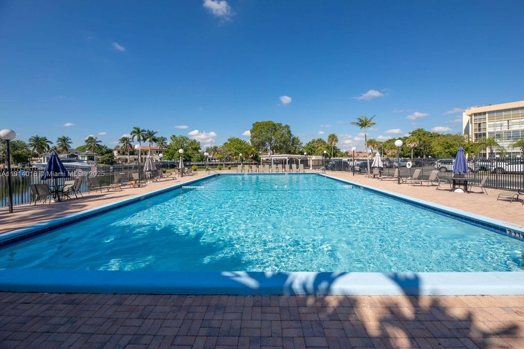 На продажу: $347,900 (2 спален, 2 ванн, 1210 Квадратных фут)