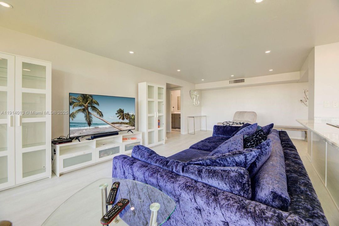 На продажу: $347,900 (2 спален, 2 ванн, 1210 Квадратных фут)