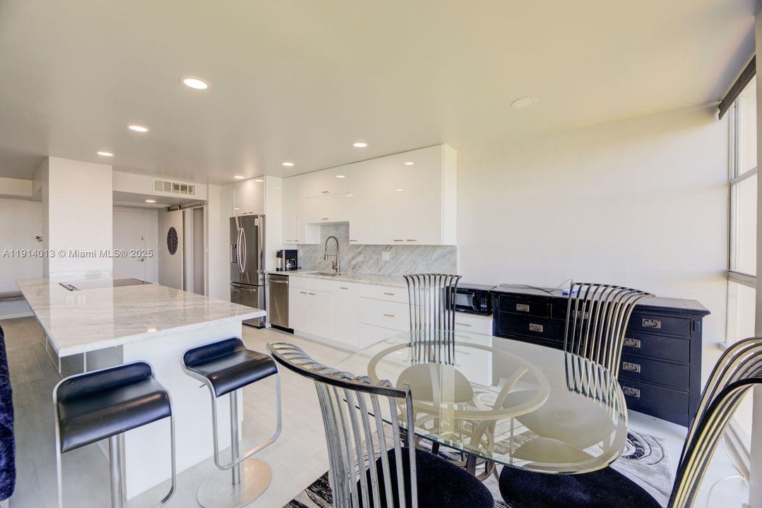 На продажу: $347,900 (2 спален, 2 ванн, 1210 Квадратных фут)