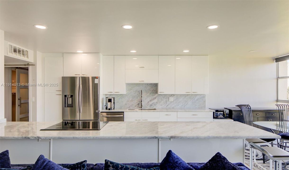 На продажу: $347,900 (2 спален, 2 ванн, 1210 Квадратных фут)