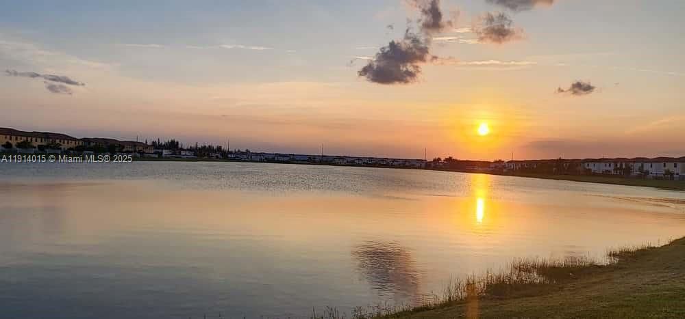 Activo con contrato: $535,000 (3 camas, 2 baños, 1583 Pies cuadrados)