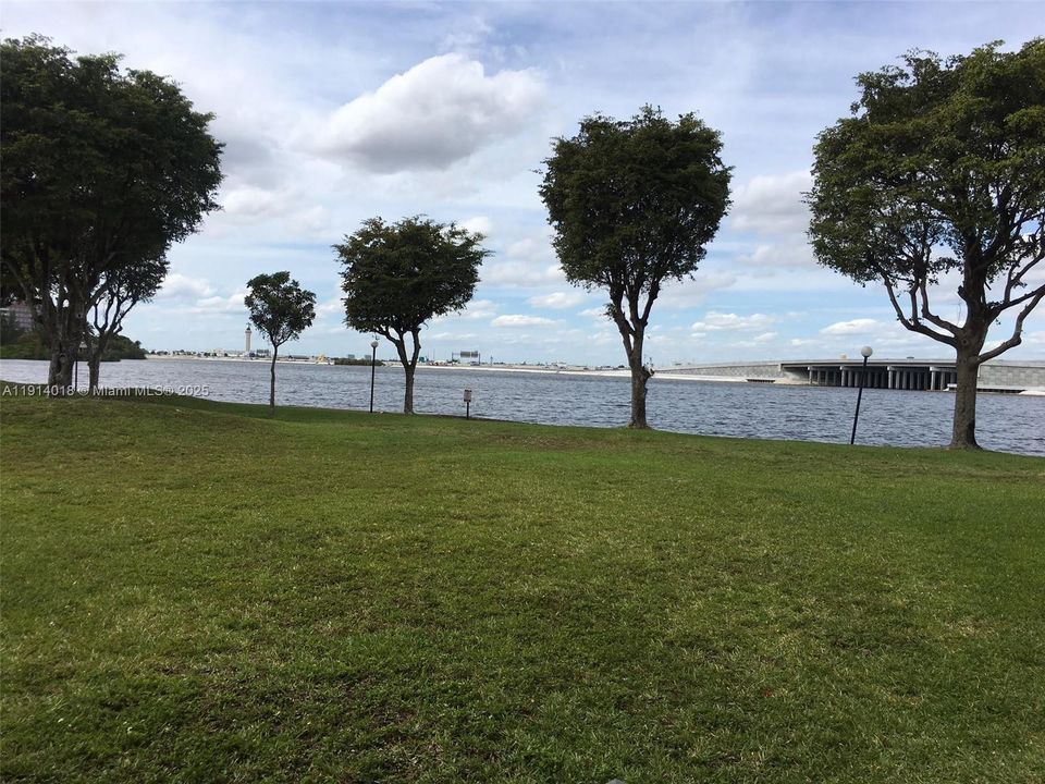 На продажу: $247,000 (2 спален, 2 ванн, 789 Квадратных фут)