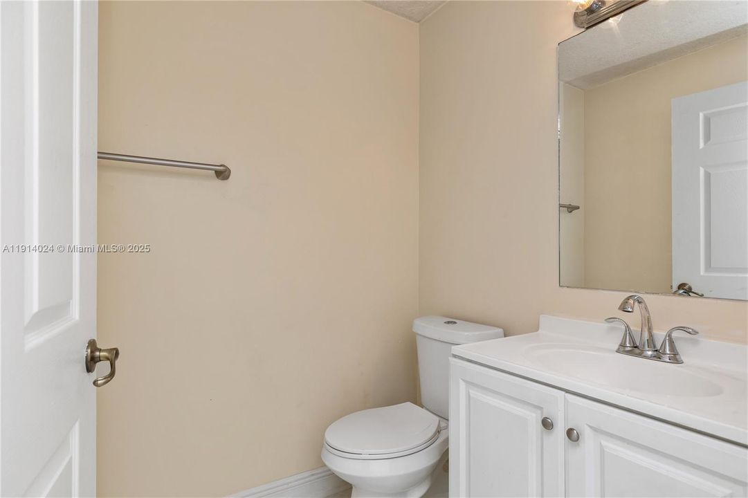 合同活跃: $3,000 (3 贝兹, 2 浴室, 1444 平方英尺)