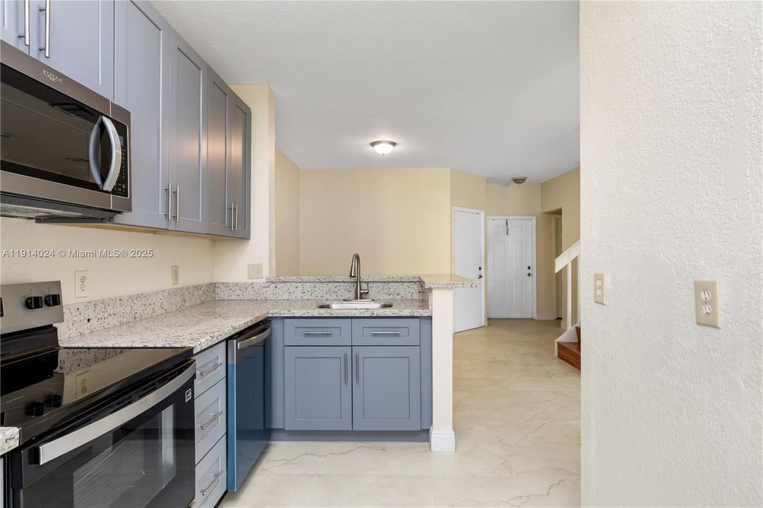 合同活跃: $3,000 (3 贝兹, 2 浴室, 1444 平方英尺)