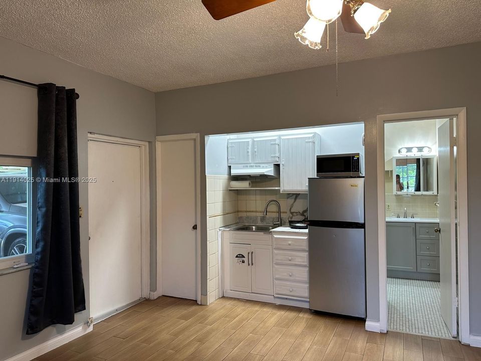 For Rent: $1,400 (1 beds, 1 baths, 4232 Square Feet)