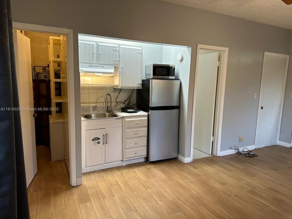 For Rent: $1,400 (1 beds, 1 baths, 4232 Square Feet)