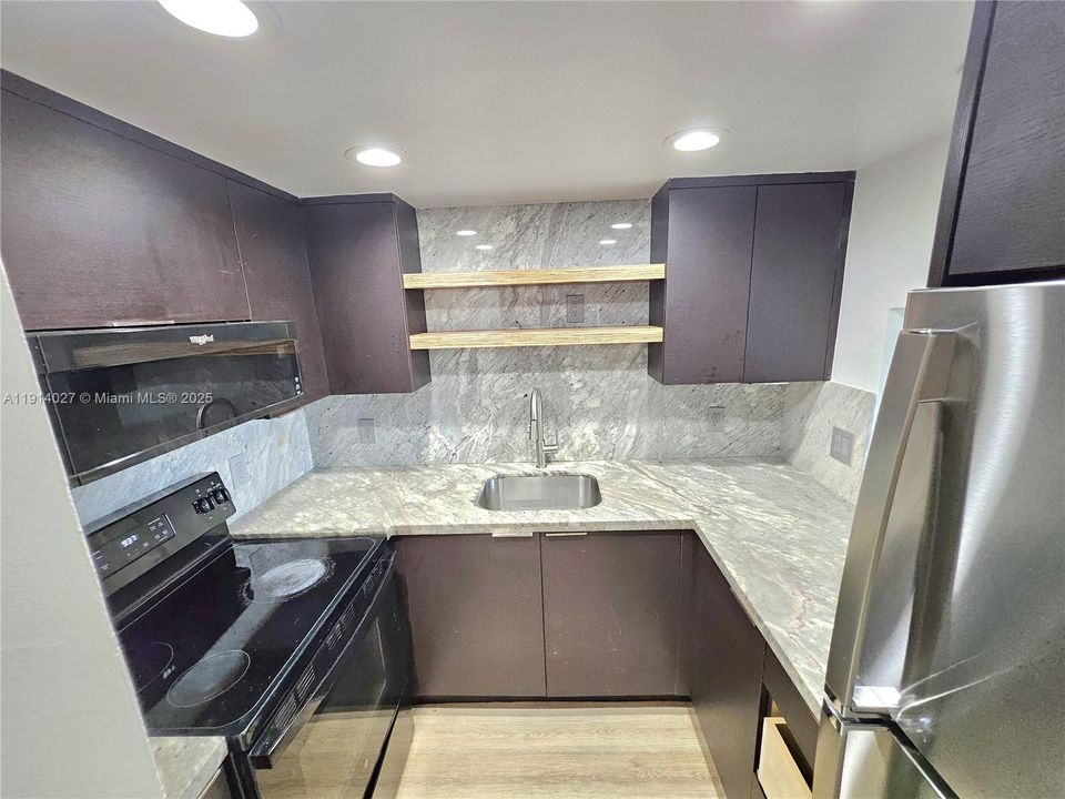 Activo con contrato: $240,000 (2 camas, 1 baños, 767 Pies cuadrados)