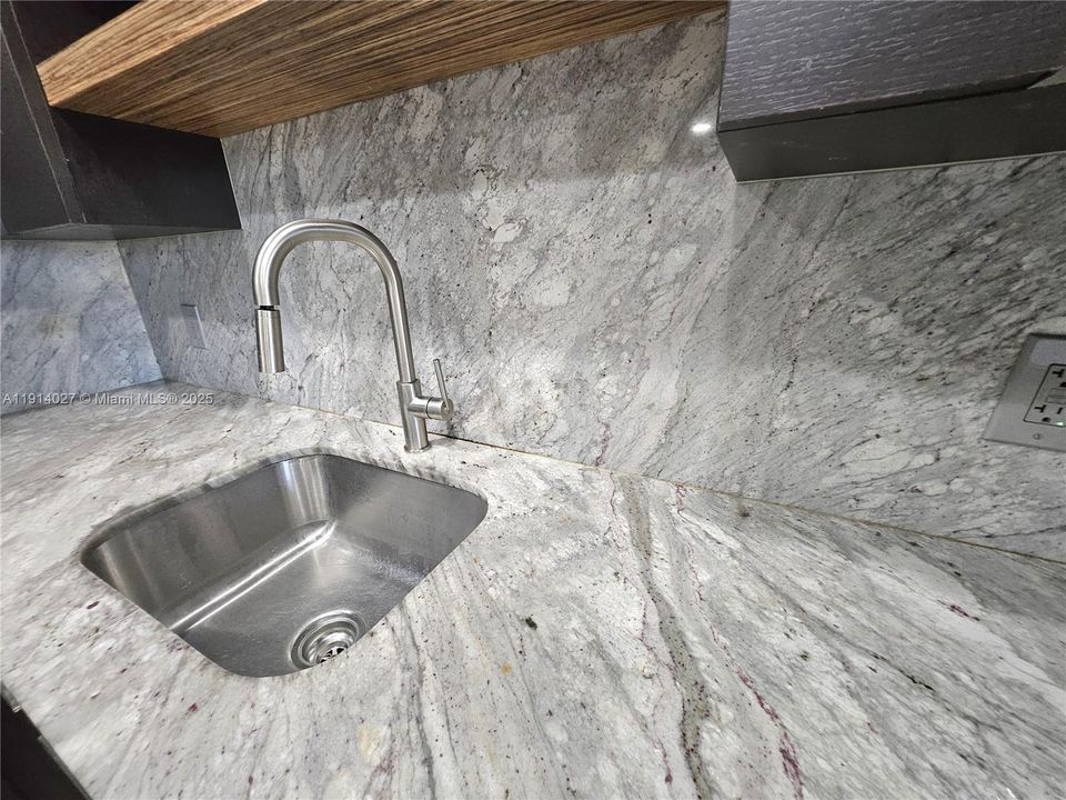 Activo con contrato: $240,000 (2 camas, 1 baños, 767 Pies cuadrados)