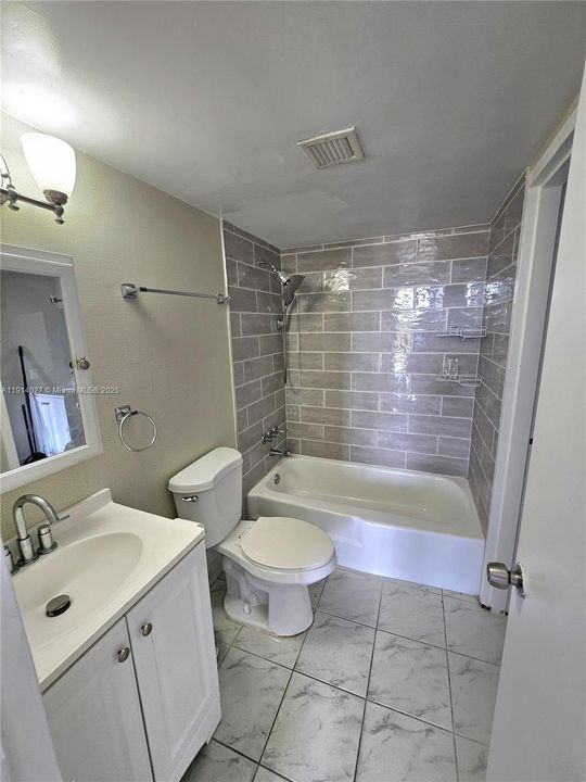 Activo con contrato: $240,000 (2 camas, 1 baños, 767 Pies cuadrados)