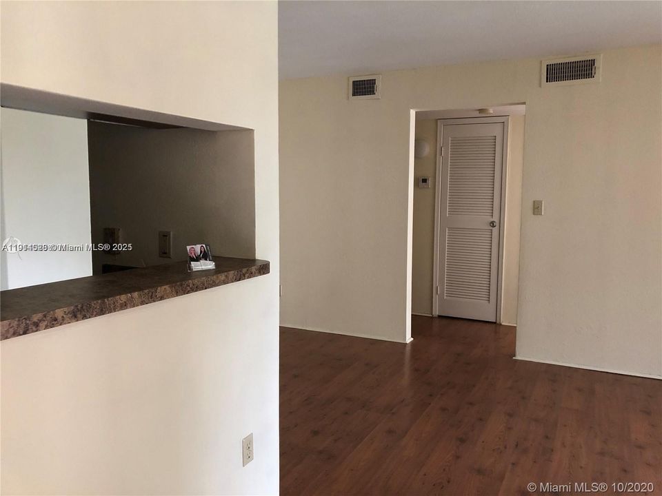 For Sale: $179,900 (1 beds, 1 baths, 780 Square Feet)