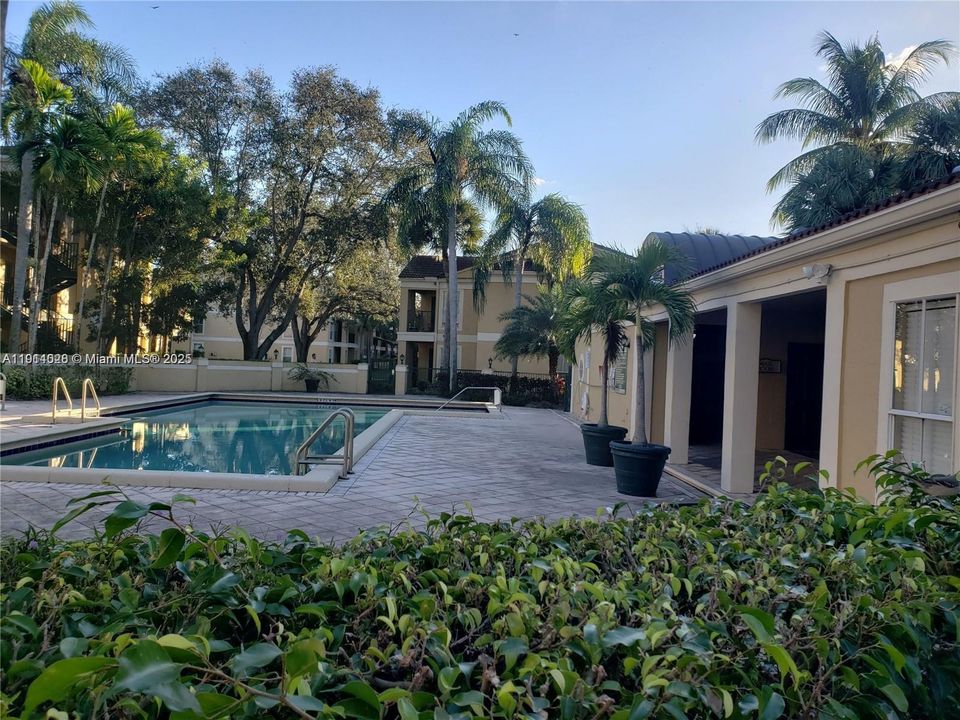 For Sale: $179,900 (1 beds, 1 baths, 780 Square Feet)